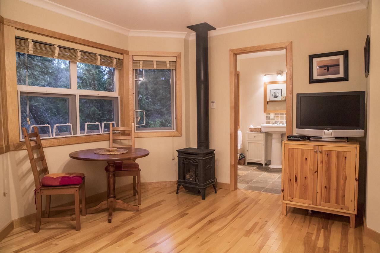 Отель Chesterman Hideaway Тофино Экстерьер фото